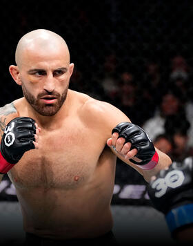 Alexander Volkanovski of Australia faces Yair Rodriguez of Mexico in the UFC featherweight championship fight during the UFC 290 event at T-Mobile Arena on July 08, 2023 in Las Vegas, Nevada. (Photo by Jeff Bottari/Zuffa LLC)