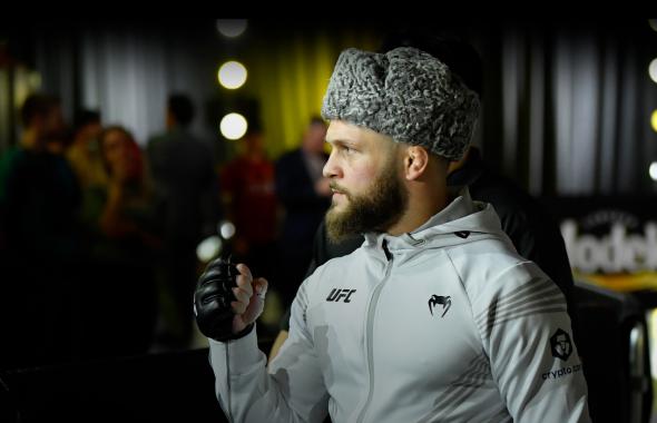 Rafael Fiziev of Kyrgyzstan prepares to fight Brad Riddell of New Zealand in their lightweight fight during the UFC Fight Night event at UFC APEX on December 04, 2021 in Las Vegas, Nevada. (Photo by Jeff Bottari/Zuffa LLC)