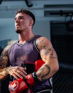 Tom Aspinall trains at the UFC Performance Institute on September 1, 2021. (Photo by Zac Pacleb)