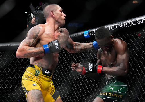 Alex Poatan acerta Israel Adesanya na luta principal do UFC 281. (Foto por Chris Unger/Zuffa LLC)